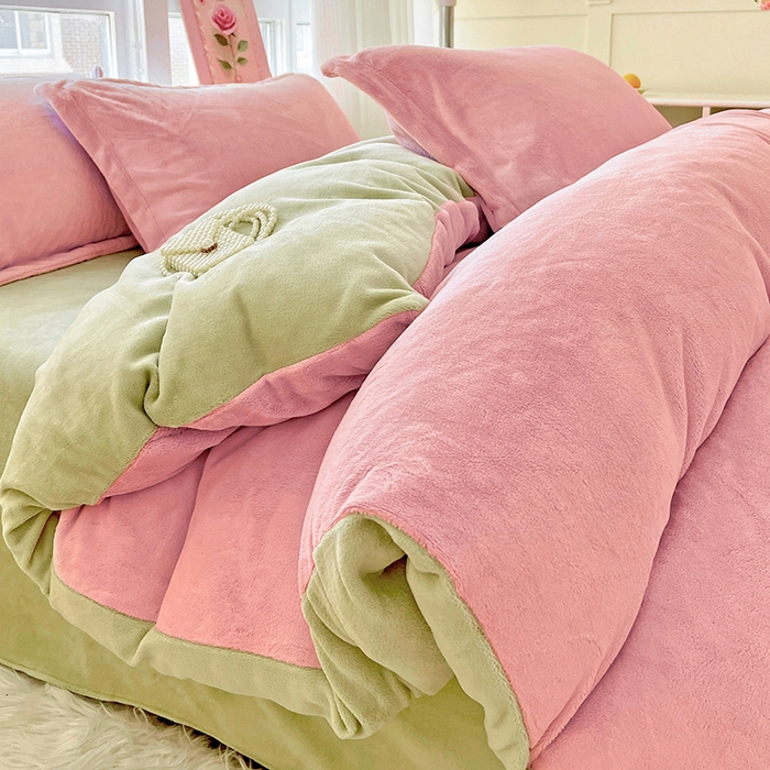 91家纺网 家纺一手货源 找家纺 富馨莱 2025新款牛奶绒纯色双拼四件套 双拼蜜桃粉+奶油绿