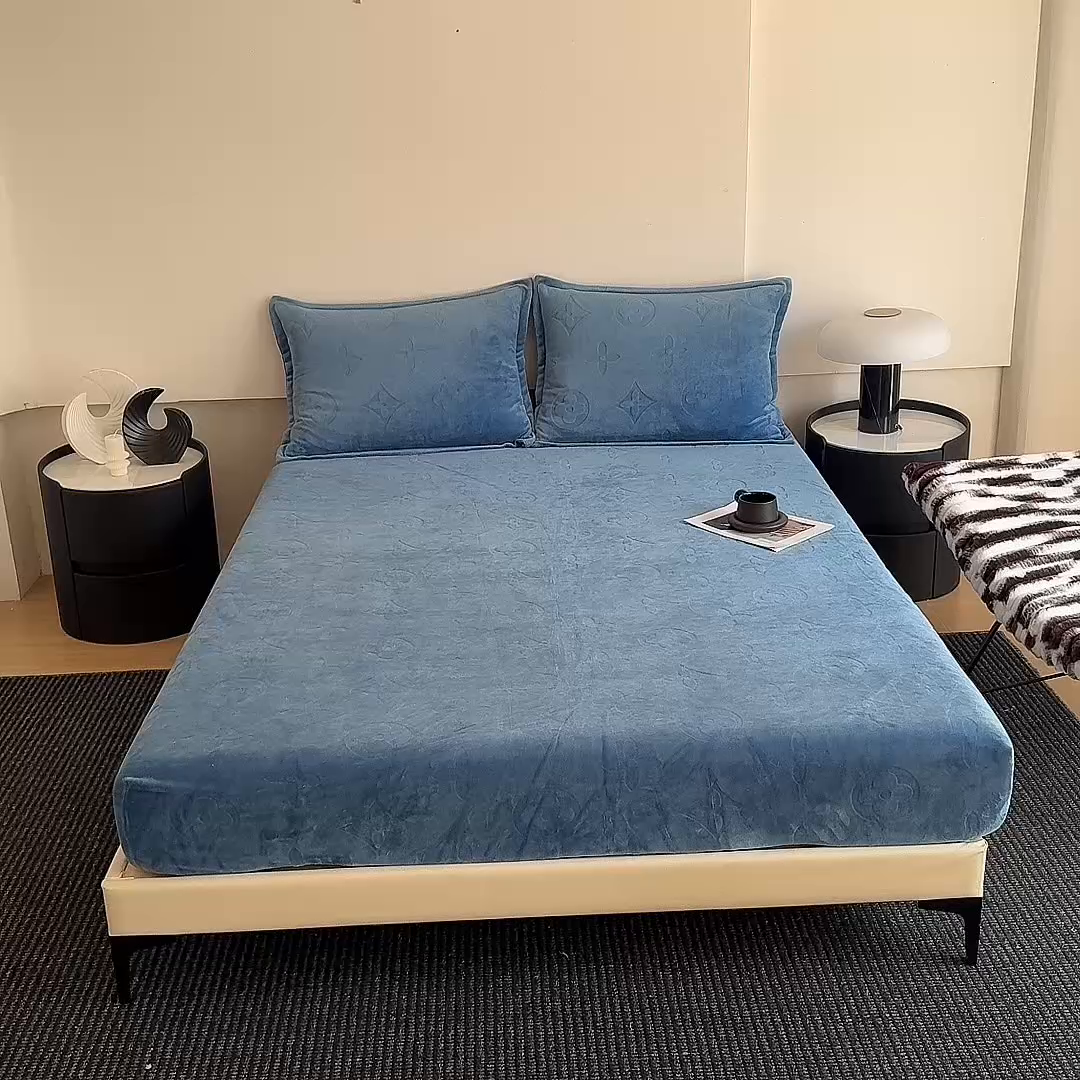 91家纺网 家纺一手货源 找家纺 2025新款200克加厚牛奶绒剪花床笠跨境直播爆款  钢琴黑