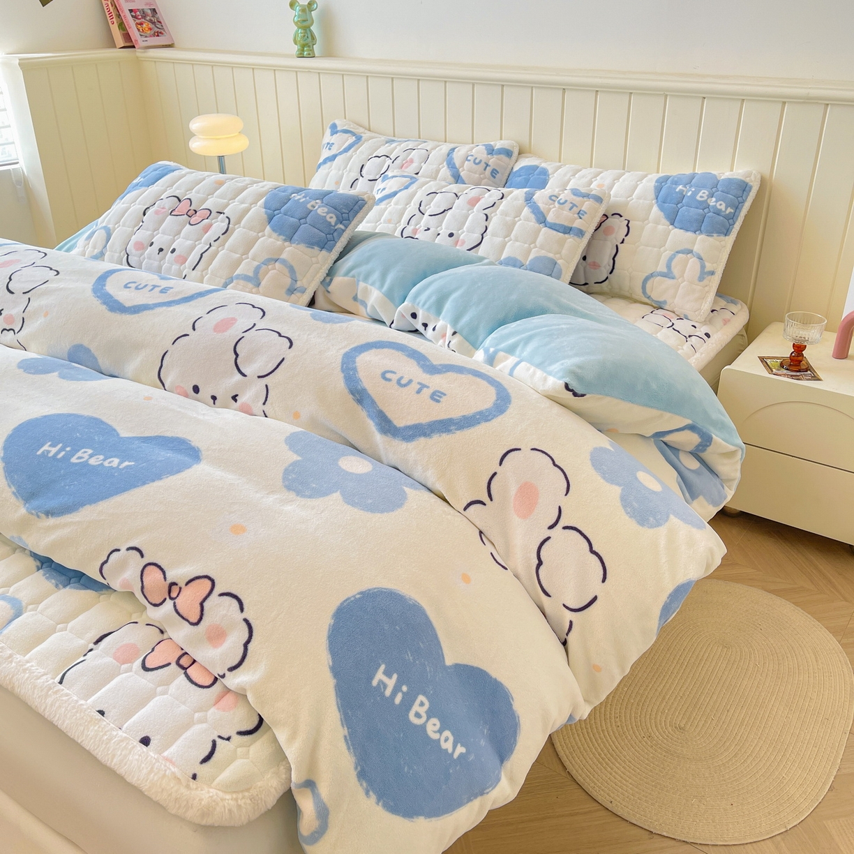 91家纺网 家纺一手货源 找家纺 LIFE.丽芙 2025秋冬新款A类牛奶绒加厚夹棉床褥垫+被套组合四件套 爱心小宠-蓝