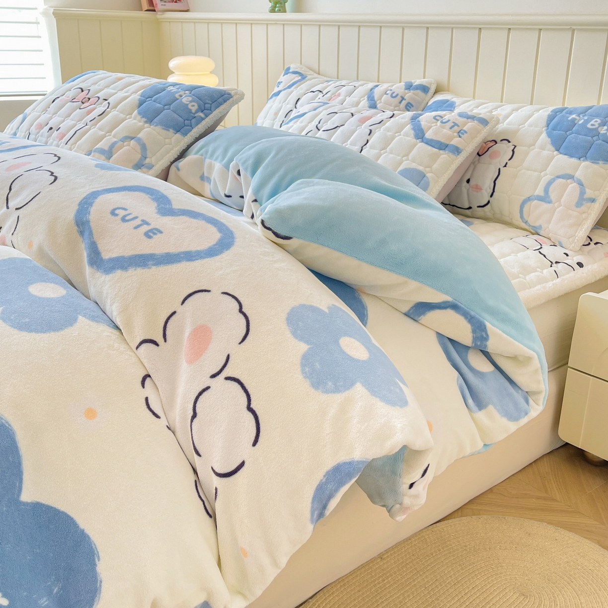 91家纺网 家纺一手货源 找家纺 LIFE.丽芙 2025秋冬新款A类牛奶绒加厚夹棉床褥垫+被套组合四件套 爱心小宠-蓝