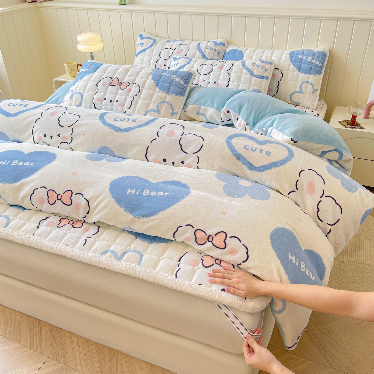 91家纺网 家纺一手货源 找家纺 LIFE.丽芙 2025秋冬新款A类牛奶绒加厚夹棉床褥垫+被套组合四件套 爱心小宠-蓝