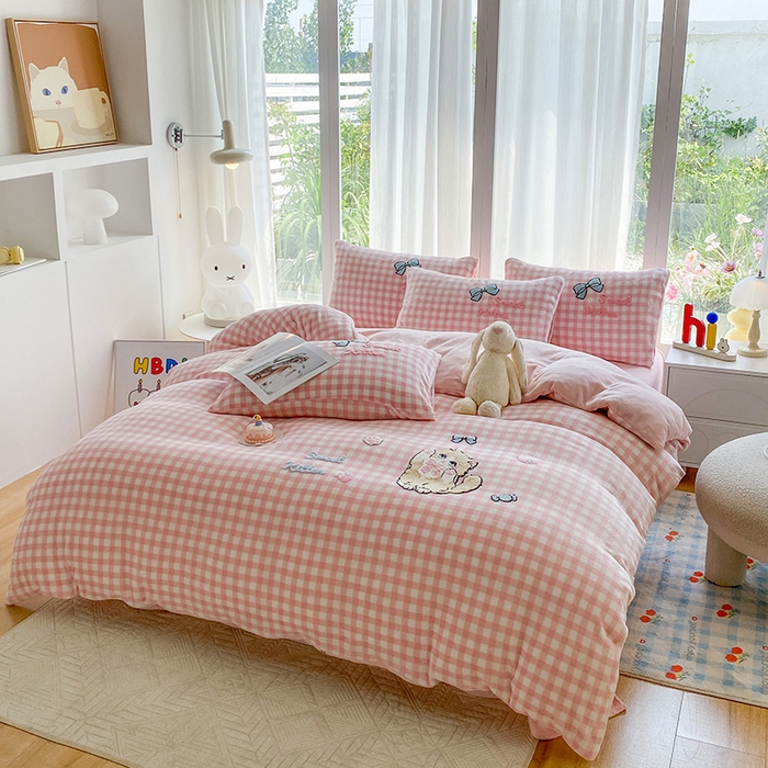 91家纺网 家纺一手货源 找家纺 茉礼 2025新款A类卡通加厚毛巾绣牛奶绒四件套 布偶猫