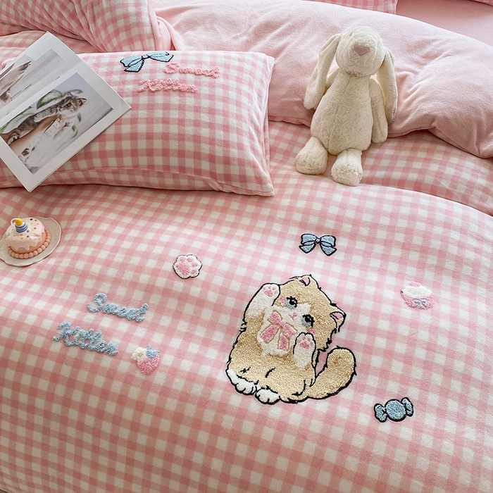 91家纺网 家纺一手货源 找家纺 茉礼 2025新款A类卡通加厚毛巾绣牛奶绒四件套 布偶猫