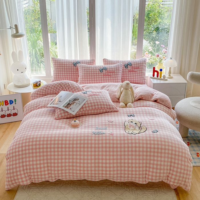 91家纺网 家纺一手货源 找家纺 茉礼 2025新款A类卡通加厚毛巾绣牛奶绒四件套 布偶猫