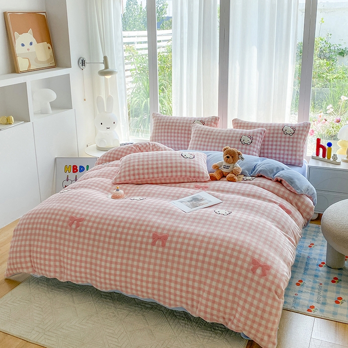 91家纺网 家纺一手货源 找家纺 茉礼 2025新款A类卡通加厚毛巾绣牛奶绒四件套 粉格kt