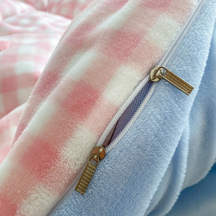 91家纺网 家纺一手货源 找家纺 茉礼 2025新款A类卡通加厚毛巾绣牛奶绒四件套 粉格kt