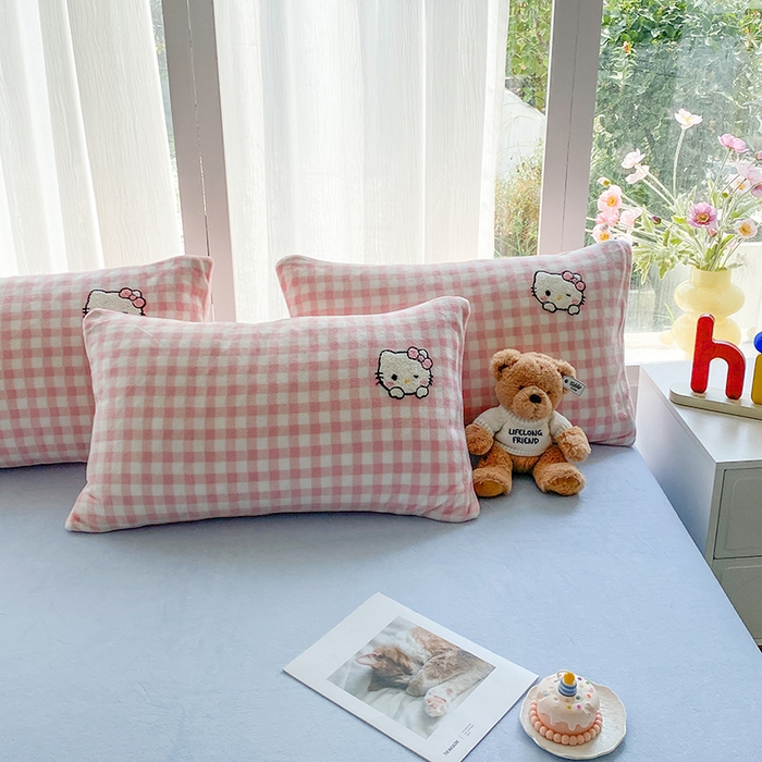 91家纺网 家纺一手货源 找家纺 茉礼 2025新款A类卡通加厚毛巾绣牛奶绒四件套 粉格kt