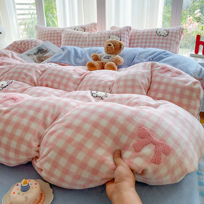 91家纺网 家纺一手货源 找家纺 茉礼 2025新款A类卡通加厚毛巾绣牛奶绒四件套 粉格kt