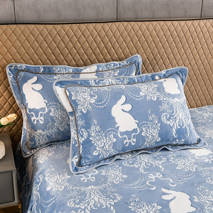 91家纺网 家纺一手货源 找家纺 牵依 2025新款牛奶绒小包边印花四件套 半夏时光-浅蓝