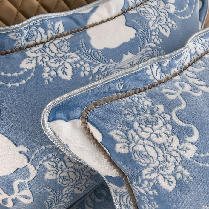 91家纺网 家纺一手货源 找家纺 牵依 2025新款牛奶绒小包边印花四件套 半夏时光-浅蓝