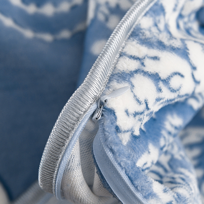 91家纺网 家纺一手货源 找家纺 牵依 2025新款牛奶绒小包边印花四件套 半夏时光-浅蓝