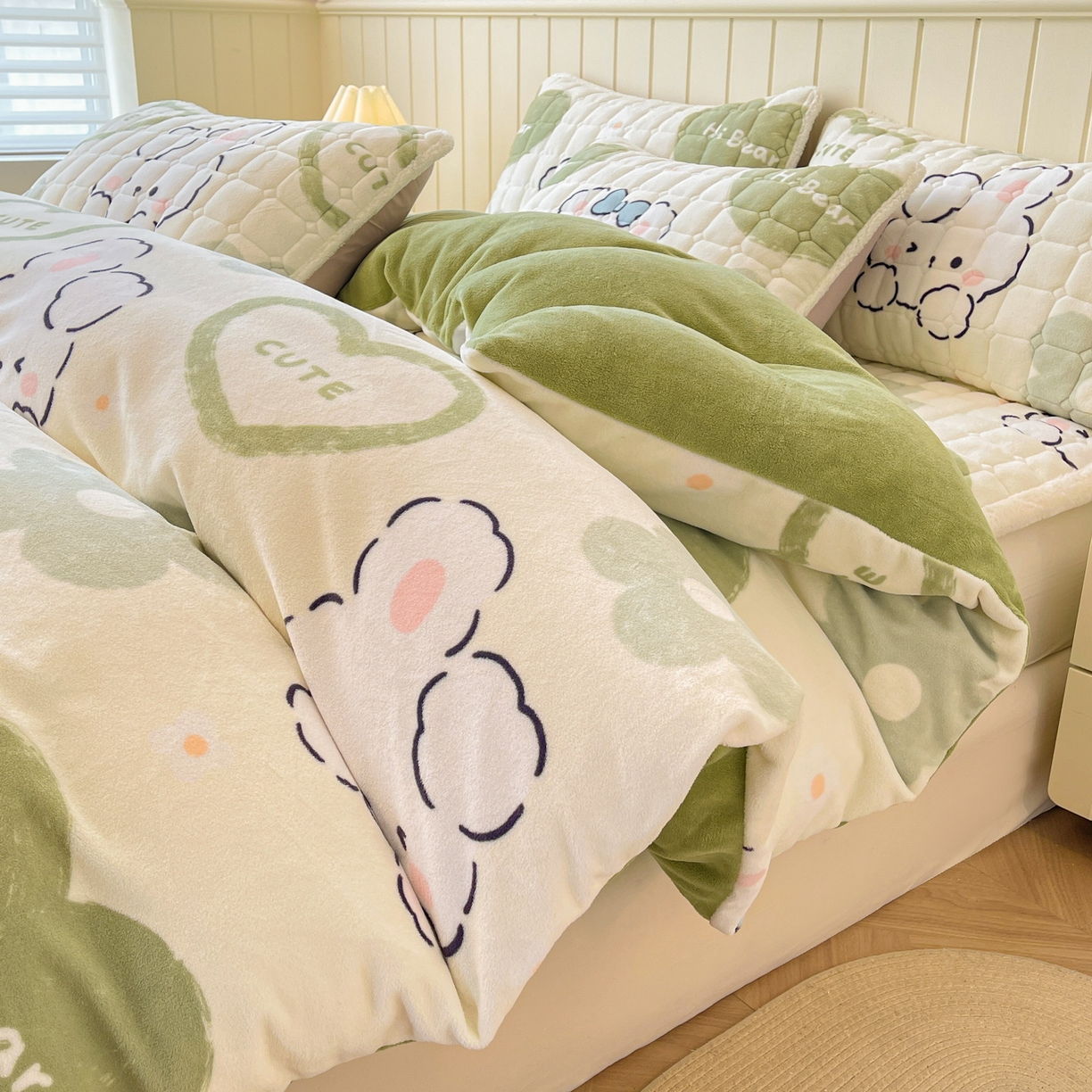 91家纺网 家纺一手货源 找家纺 LIFE.丽芙 2025秋冬新款A类牛奶绒加厚夹棉床褥垫+被套组合四件套 爱心小宠-绿
