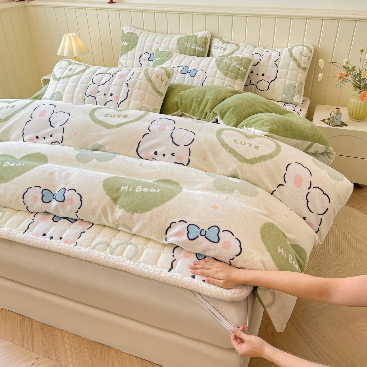 91家纺网 家纺一手货源 找家纺 LIFE.丽芙 2025秋冬新款A类牛奶绒加厚夹棉床褥垫+被套组合四件套 爱心小宠-绿