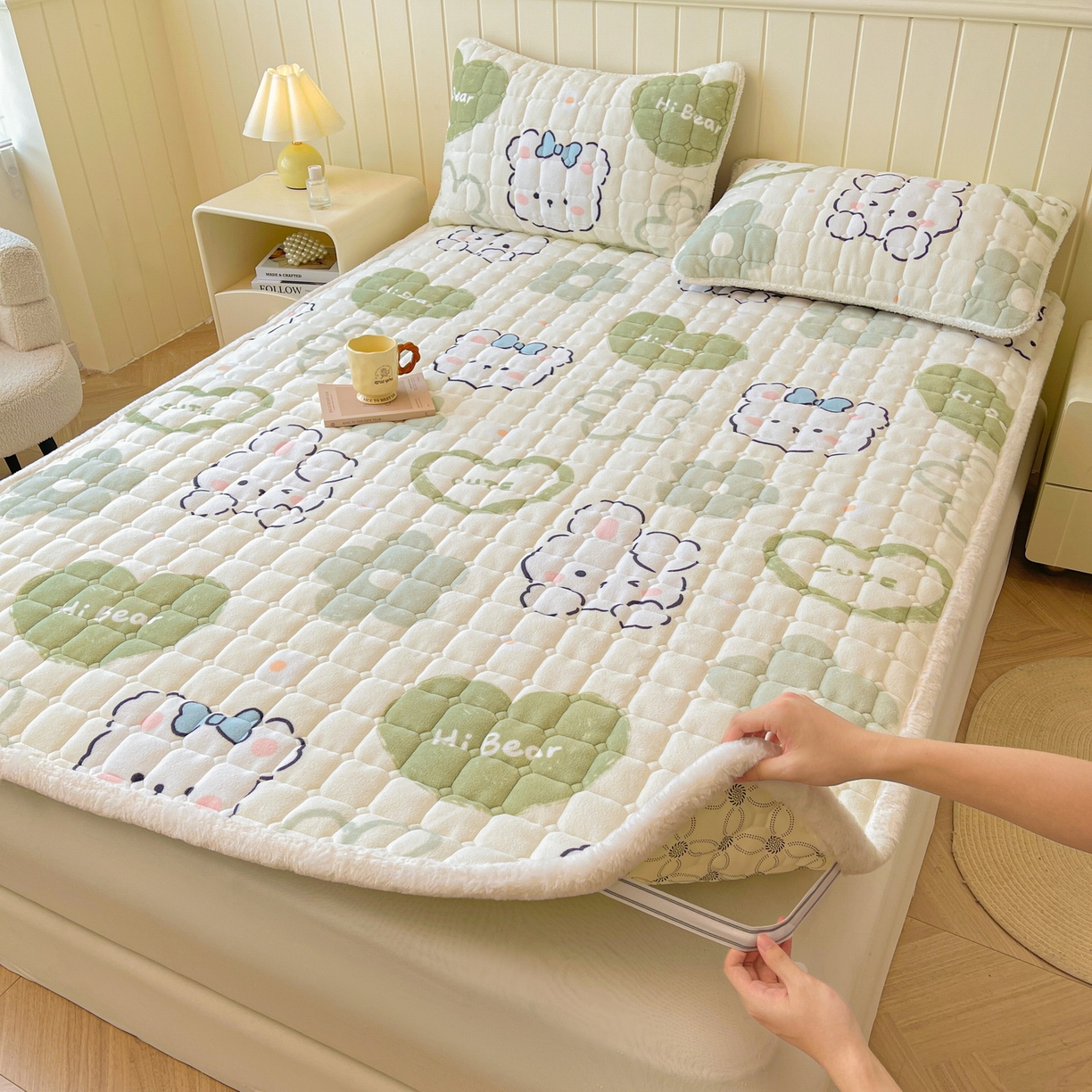 91家纺网 家纺一手货源 找家纺 LIFE.丽芙 2025秋冬新款A类牛奶绒加厚夹棉床褥垫+被套组合四件套 爱心小宠-绿