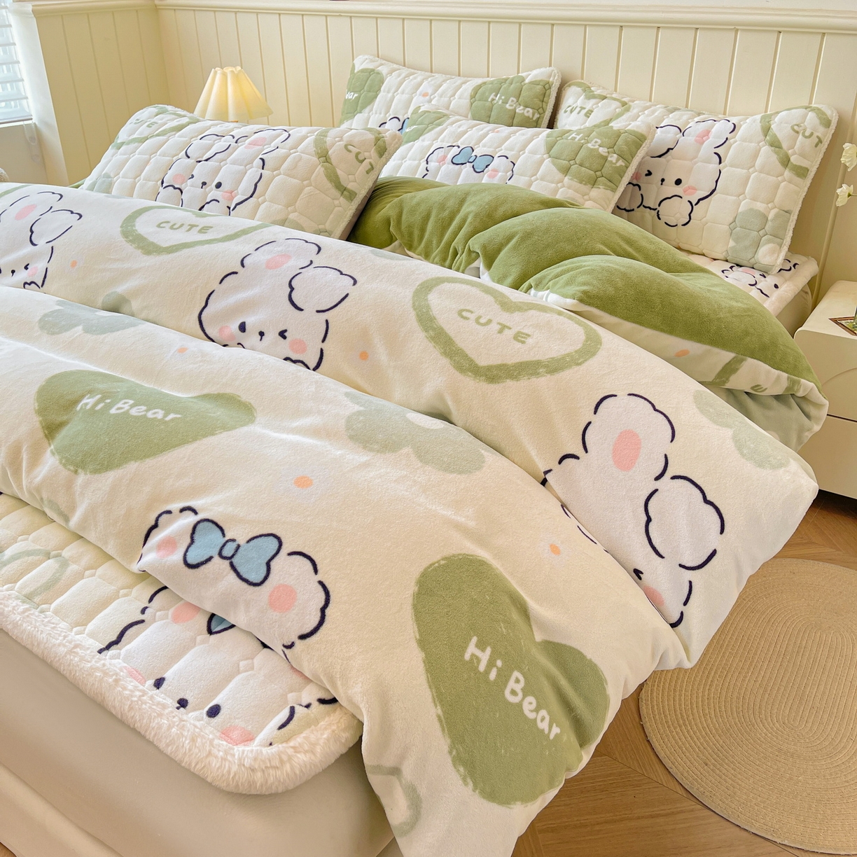 91家纺网 家纺一手货源 找家纺 LIFE.丽芙 2025秋冬新款A类牛奶绒加厚夹棉床褥垫+被套组合四件套 爱心小宠-绿