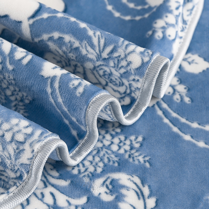 91家纺网 家纺一手货源 找家纺 牵依 2025新款牛奶绒小包边印花四件套 半夏时光-浅蓝