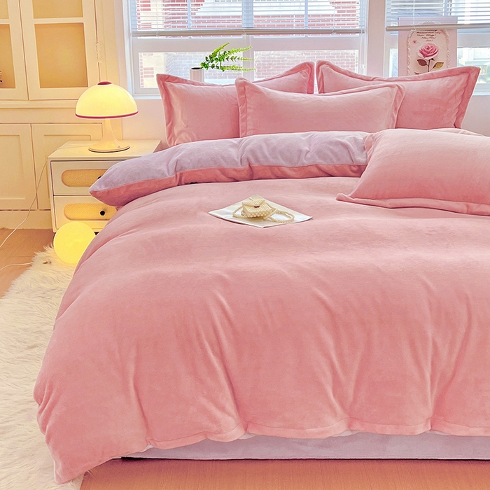 91家纺网 家纺一手货源 找家纺 富馨莱 2025新款牛奶绒纯色双拼四件套 双拼蜜桃粉+糯紫