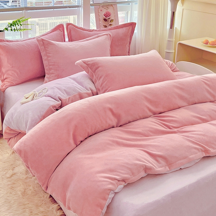 91家纺网 家纺一手货源 找家纺 富馨莱 2025新款牛奶绒纯色双拼四件套 双拼蜜桃粉+糯紫