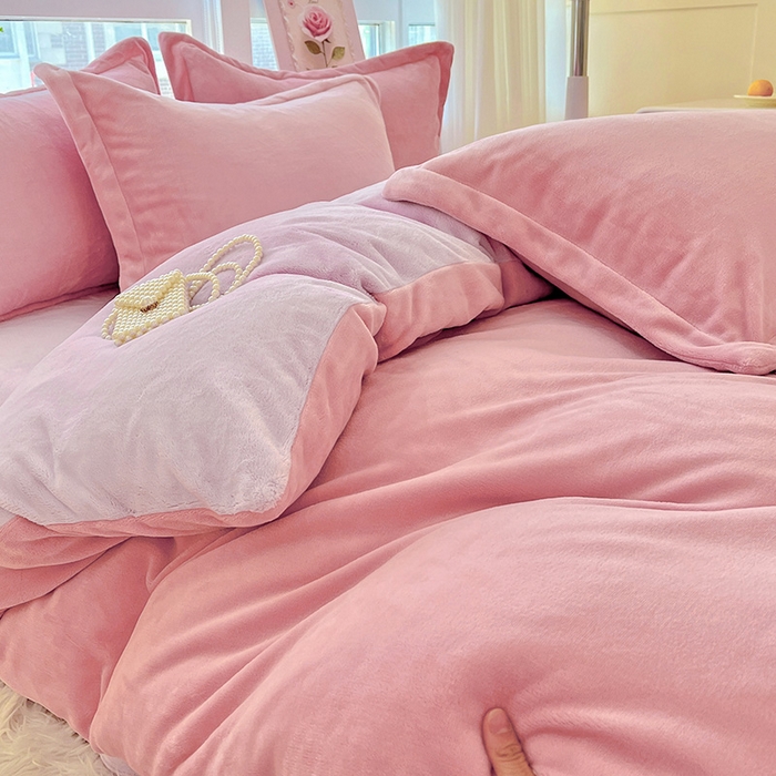 91家纺网 家纺一手货源 找家纺 富馨莱 2025新款牛奶绒纯色双拼四件套 双拼蜜桃粉+糯紫