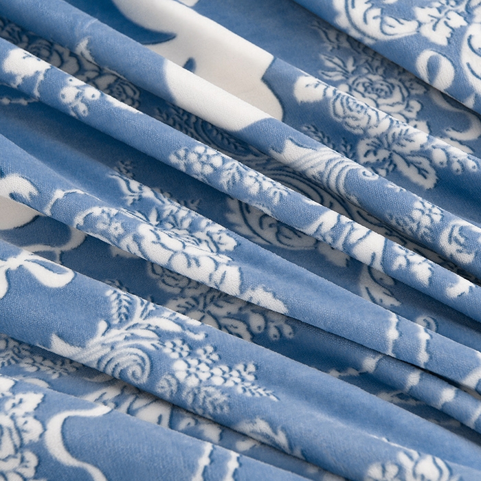 91家纺网 家纺一手货源 找家纺 牵依 2025新款牛奶绒小包边印花四件套 半夏时光-浅蓝