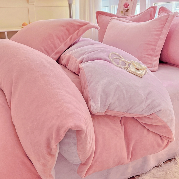 91家纺网 家纺一手货源 找家纺 富馨莱 2025新款牛奶绒纯色双拼四件套 双拼蜜桃粉+糯紫