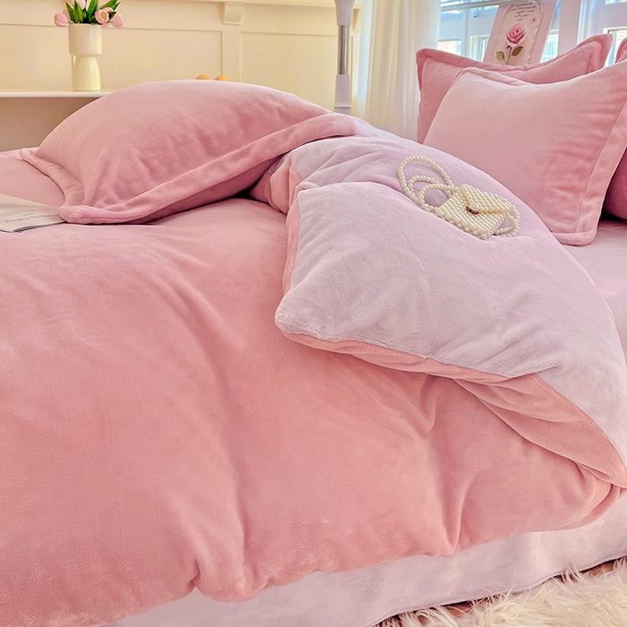 91家纺网 家纺一手货源 找家纺 富馨莱 2025新款牛奶绒纯色双拼四件套 双拼蜜桃粉+糯紫