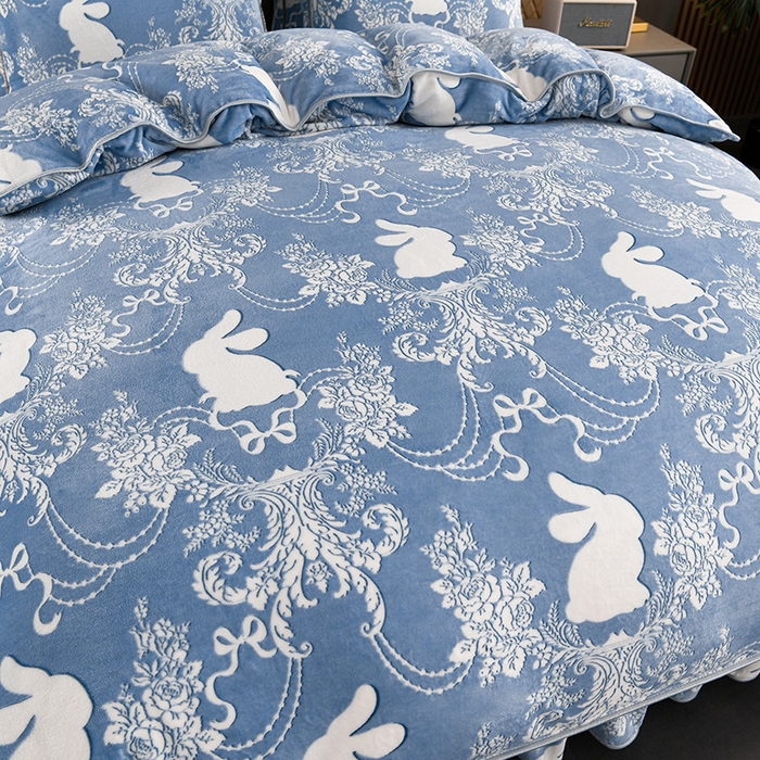 91家纺网 家纺一手货源 找家纺 牵依 2025新款牛奶绒小包边印花四件套 半夏时光-浅蓝