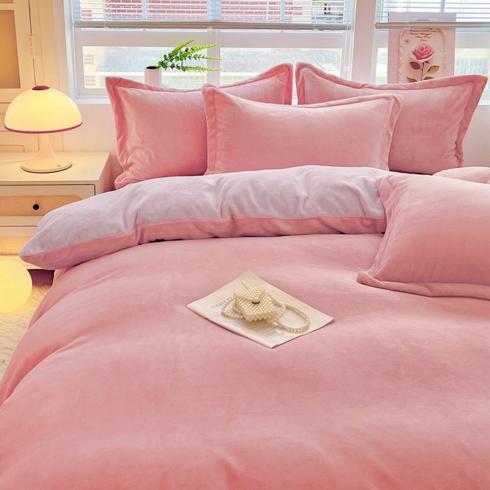 91家纺网 家纺一手货源 找家纺 富馨莱 2025新款牛奶绒纯色双拼四件套 双拼蜜桃粉+糯紫