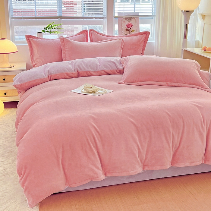 91家纺网 家纺一手货源 找家纺 富馨莱 2025新款牛奶绒纯色双拼四件套 双拼蜜桃粉+糯紫