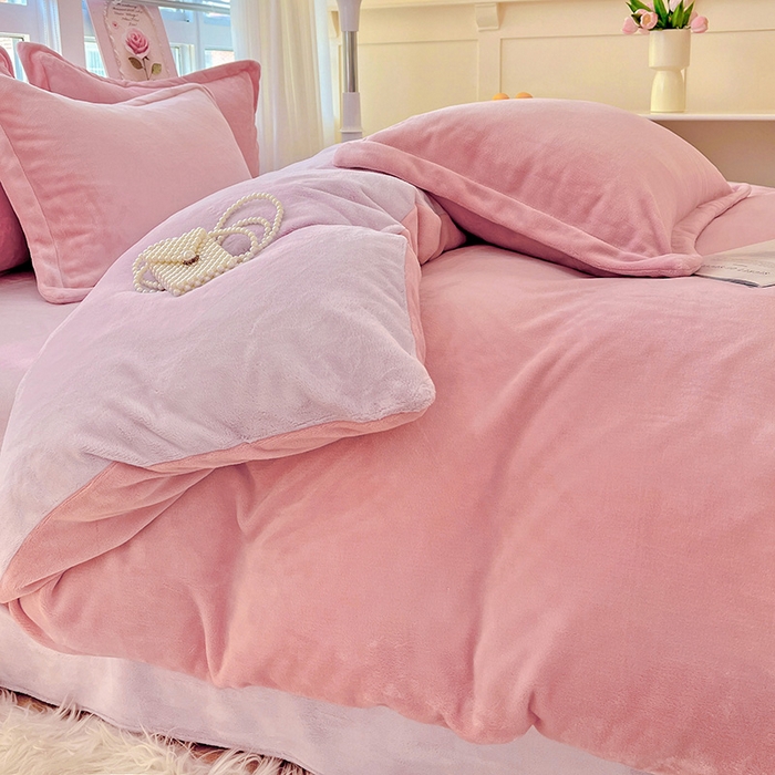 91家纺网 家纺一手货源 找家纺 富馨莱 2025新款牛奶绒纯色双拼四件套 双拼蜜桃粉+糯紫