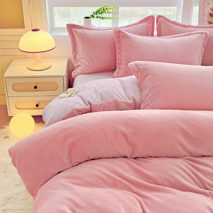 91家纺网 家纺一手货源 找家纺 富馨莱 2025新款牛奶绒纯色双拼四件套 双拼蜜桃粉+糯紫