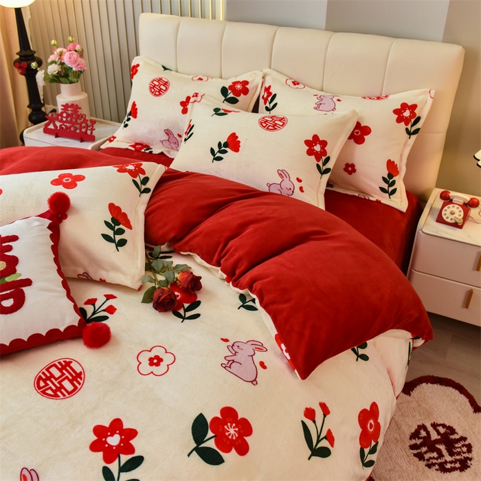 91家纺网 家纺一手货源 找家纺 曲之慕 2025新款高克重牛奶绒简约婚庆四件套 花房喜事