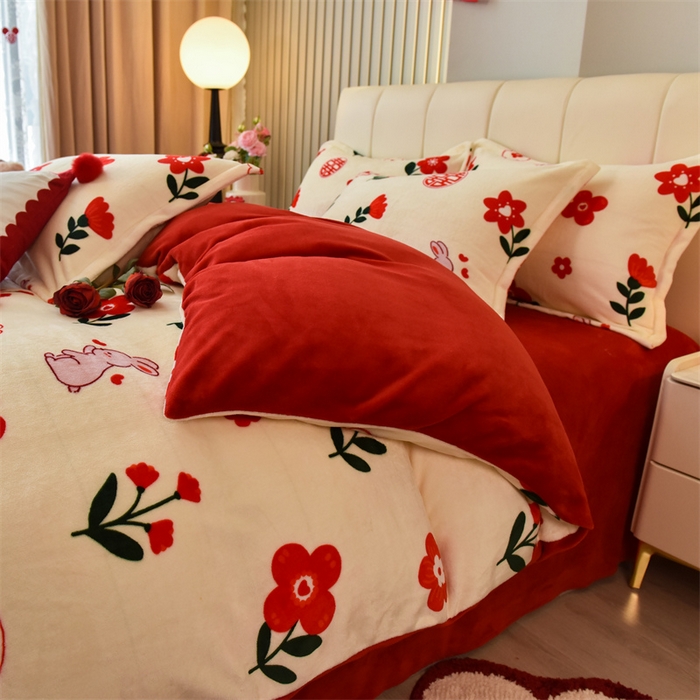 91家纺网 家纺一手货源 找家纺 曲之慕 2025新款高克重牛奶绒简约婚庆四件套 花房喜事