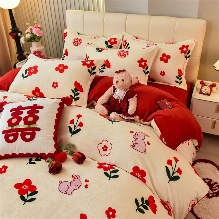 91家纺网 家纺一手货源 找家纺 曲之慕 2025新款高克重牛奶绒简约婚庆四件套 花房喜事