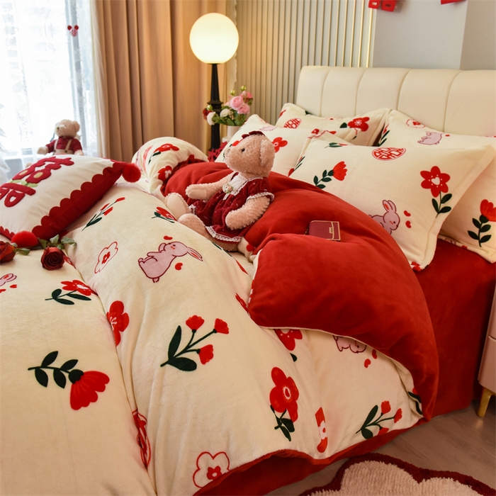 91家纺网 家纺一手货源 找家纺 曲之慕 2025新款高克重牛奶绒简约婚庆四件套 花房喜事