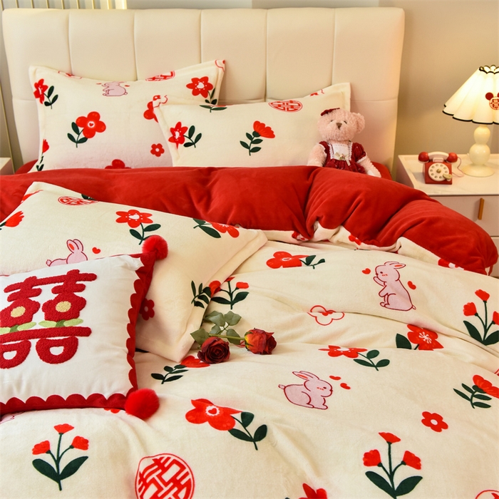 91家纺网 家纺一手货源 找家纺 曲之慕 2025新款高克重牛奶绒简约婚庆四件套 花房喜事