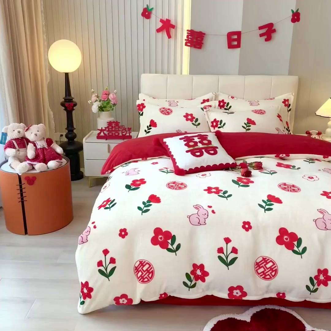 91家纺网 家纺一手货源 找家纺 曲之慕 2025新款高克重牛奶绒简约婚庆四件套 花房喜事