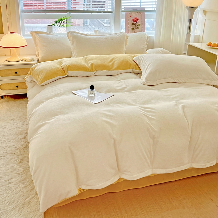 91家纺网 家纺一手货源 找家纺 富馨莱 2025新款牛奶绒纯色双拼四件套 双拼奶昔白+黄