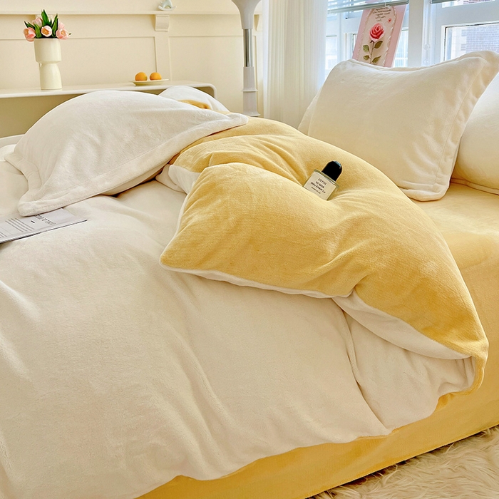 91家纺网 家纺一手货源 找家纺 富馨莱 2025新款牛奶绒纯色双拼四件套 双拼奶昔白+黄