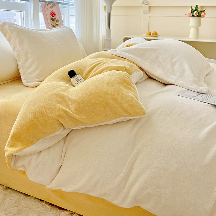 91家纺网 家纺一手货源 找家纺 富馨莱 2025新款牛奶绒纯色双拼四件套 双拼奶昔白+黄