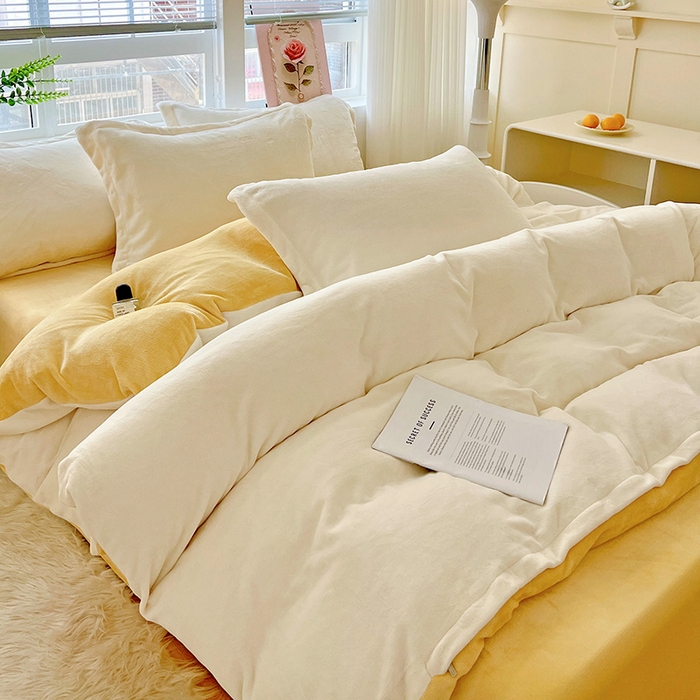 91家纺网 家纺一手货源 找家纺 富馨莱 2025新款牛奶绒纯色双拼四件套 双拼奶昔白+黄