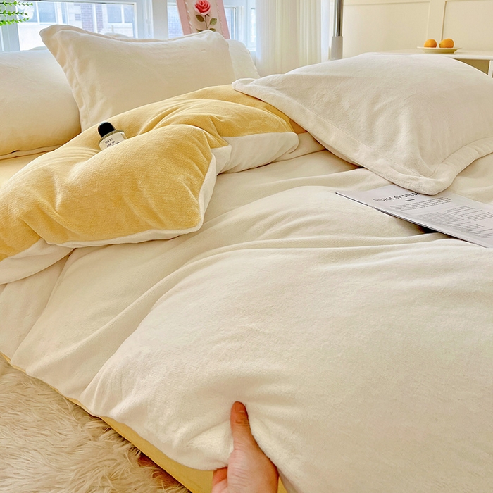 91家纺网 家纺一手货源 找家纺 富馨莱 2025新款牛奶绒纯色双拼四件套 双拼奶昔白+黄