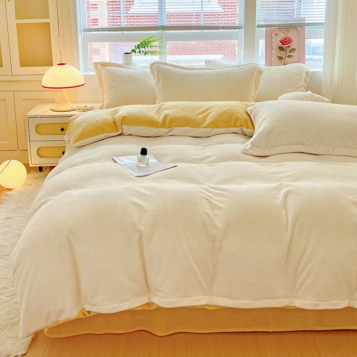 91家纺网 家纺一手货源 找家纺 富馨莱 2025新款牛奶绒纯色双拼四件套 双拼奶昔白+黄