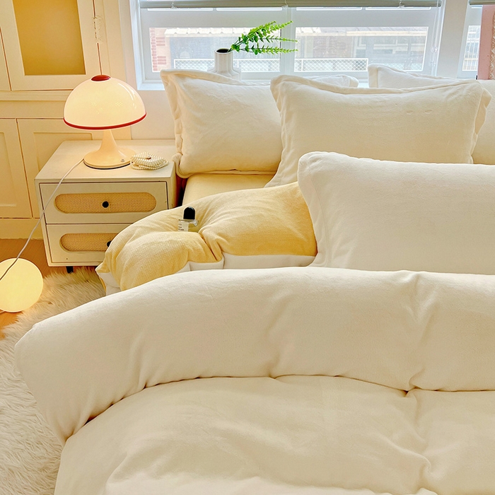 91家纺网 家纺一手货源 找家纺 富馨莱 2025新款牛奶绒纯色双拼四件套 双拼奶昔白+黄