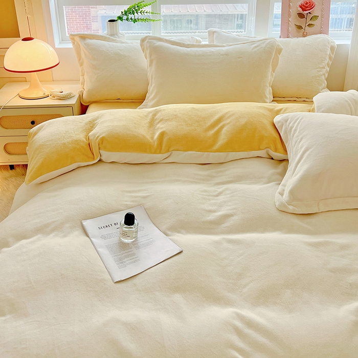 91家纺网 家纺一手货源 找家纺 富馨莱 2025新款牛奶绒纯色双拼四件套 双拼奶昔白+黄