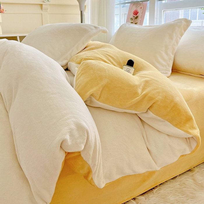 91家纺网 家纺一手货源 找家纺 富馨莱 2025新款牛奶绒纯色双拼四件套 双拼奶昔白+黄