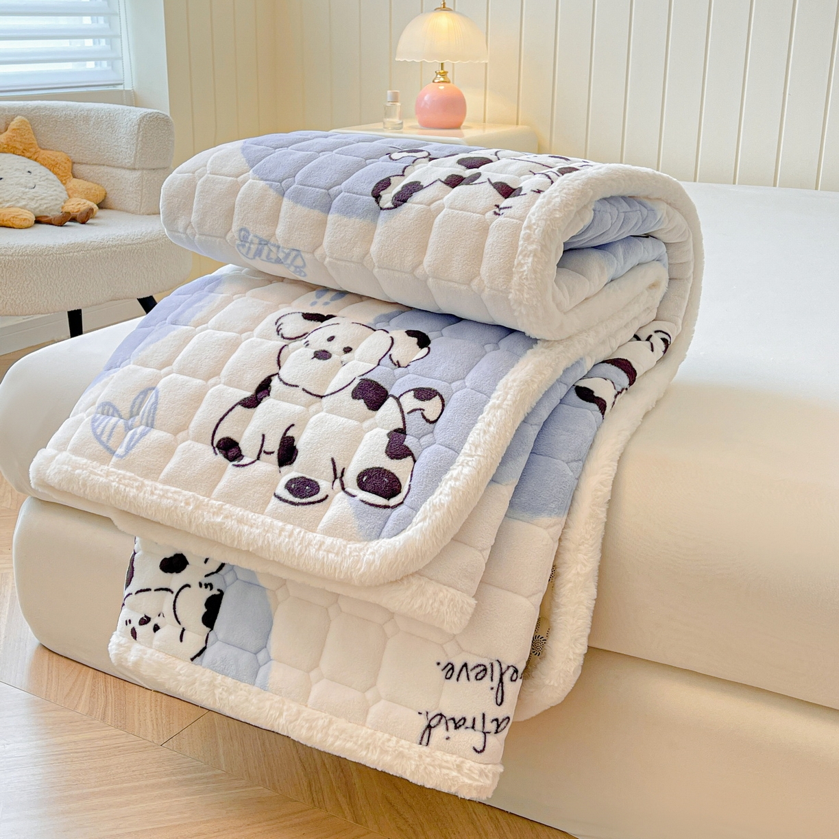 91家纺网 家纺一手货源 找家纺 LIFE.丽芙 2025秋冬新款A类牛奶绒加厚夹棉床褥垫+被套组合四件套 幸运狗