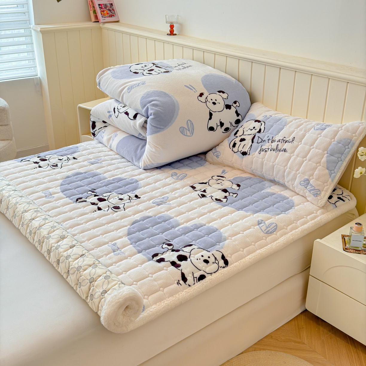 91家纺网 家纺一手货源 找家纺 LIFE.丽芙 2025秋冬新款A类牛奶绒加厚夹棉床褥垫+被套组合四件套 幸运狗