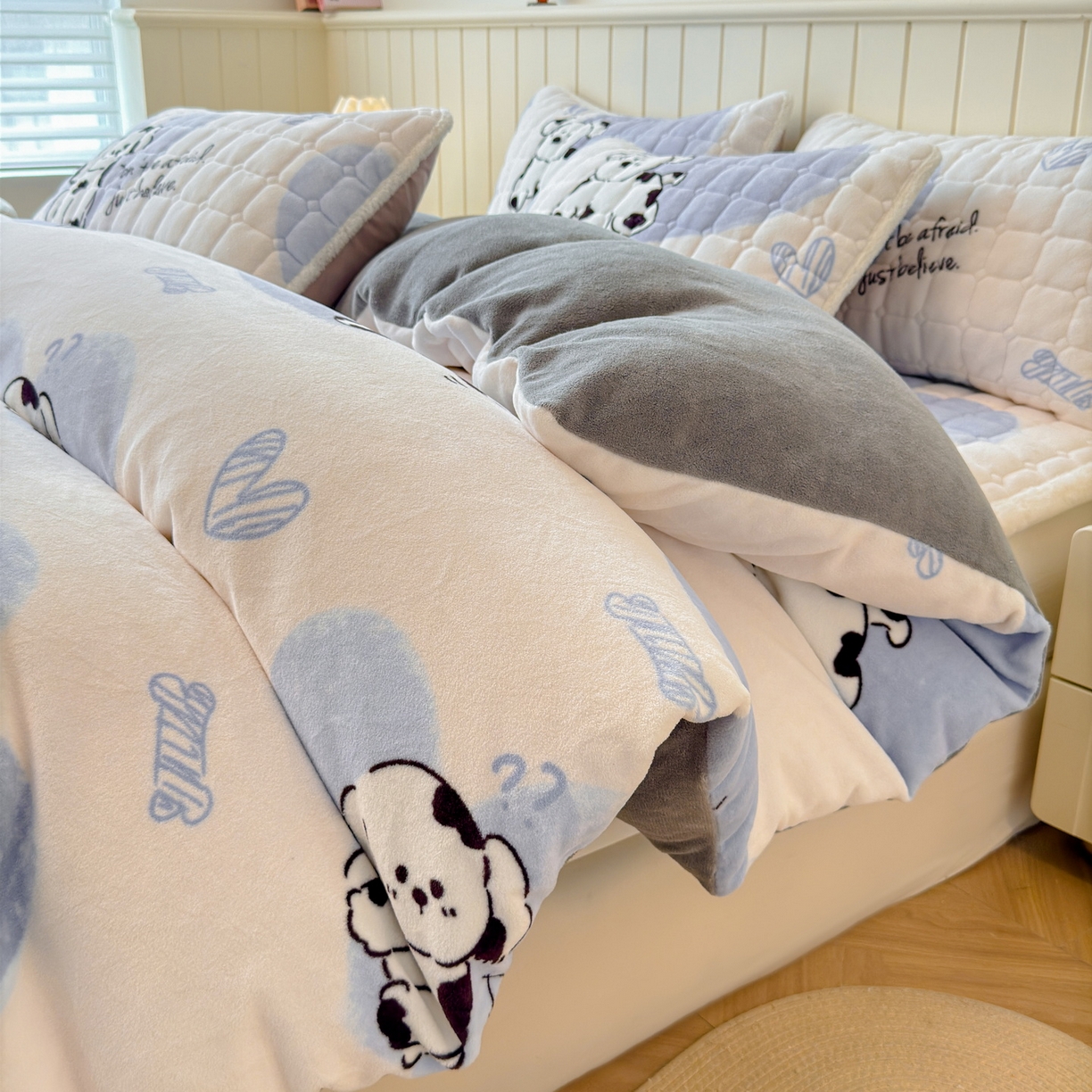 91家纺网 家纺一手货源 找家纺 LIFE.丽芙 2025秋冬新款A类牛奶绒加厚夹棉床褥垫+被套组合四件套 幸运狗