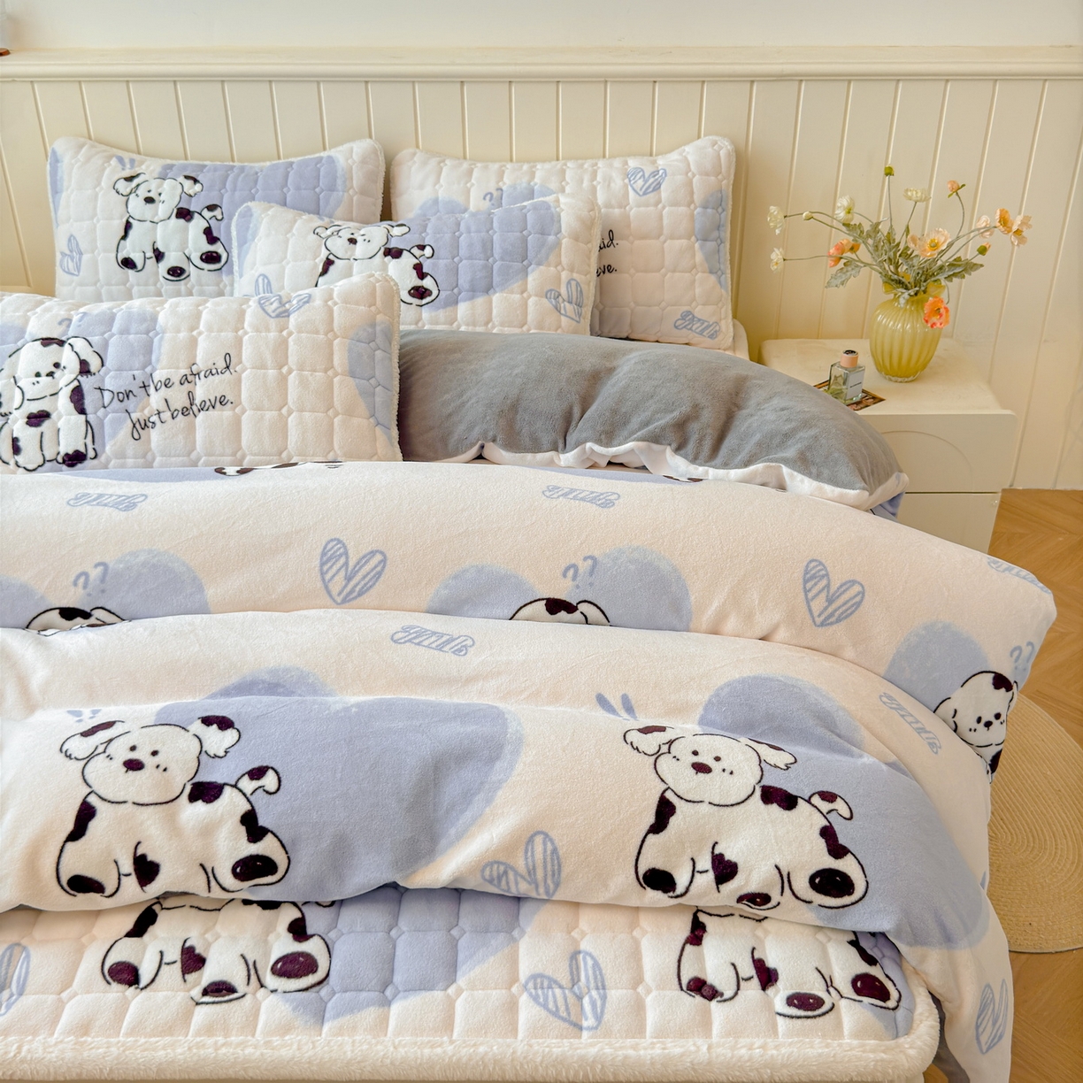 91家纺网 家纺一手货源 找家纺 LIFE.丽芙 2025秋冬新款A类牛奶绒加厚夹棉床褥垫+被套组合四件套 幸运狗